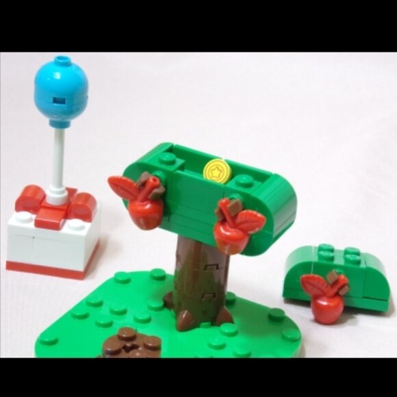 LEGO Animal Crossing Small Yard Set 77049 Balloon Present Apple Tree Bell & More - Picture 5 of 8